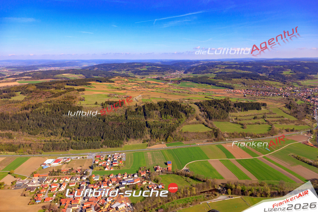 Die Luftaufnahme Kreuzberg - Kronach wurde 2017 mittels Flugzeug (keine Drohne) erstellt. Perfekte Schärfe und Druck- Auflösung- Garantiert!