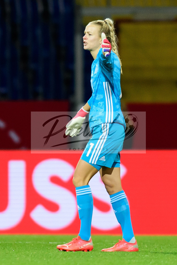 GERTUR20211126_139 | Fussball, Frauen: Torwart Merle Frohms (Germany) gestikuliert, Gestik bei dem Spiel der WM-Qualifikation zwischen Deutschland und Tuerkei im Eintracht-Stadion am 26.11.2021 in Braunschweig, Deutschland. - Realisiert mit Pictrs.com