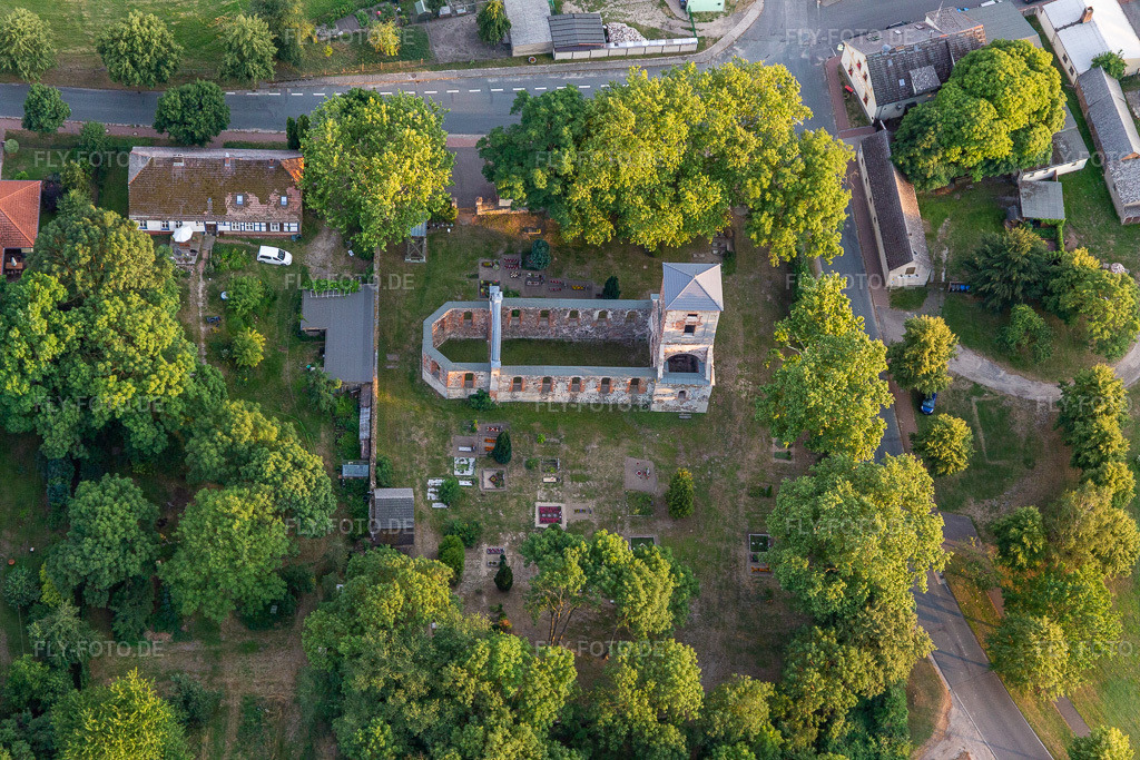 Luftbild: Ruine des Kirchengebäudes im Ortsteil Flieth in Flieth-Stegelitz im Bundesland Brandenburg in Deutschland. Foto: IMG_116300.jpg vom 17.07.2019 durch Werner Riehm/FLY-FOTO.de