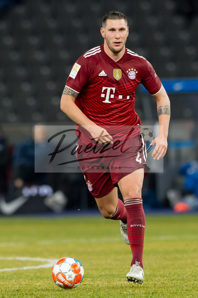 BSCFCB20220123_344 | Fussball, Herren: Niklas Suele (FC Bayern Muenchen) in Aktion, am Ball, Einzelaktion bei dem Spiel der 1. Bundesliga zwischen Hertha BSC und FC Bayern Muenchen im Olypiastadion am 23.01.2022 in Berlin, Deutschland.DFB / DFL REGULATIONS PROHIBIT ANY USE OF PHOTOGRAPHS AS IMAGE SEQUENCES AND/OR QUASI-VIDEO. - Realisiert mit Pictrs.com