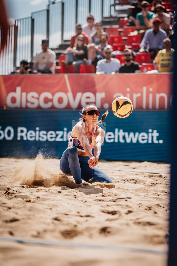 Beachvolleyball | Frauen | Allianz German Beach Tour 2025 | Tourstop Düsseldorf | 09.05.2025 | Lisa Kotzan spielt den Ball