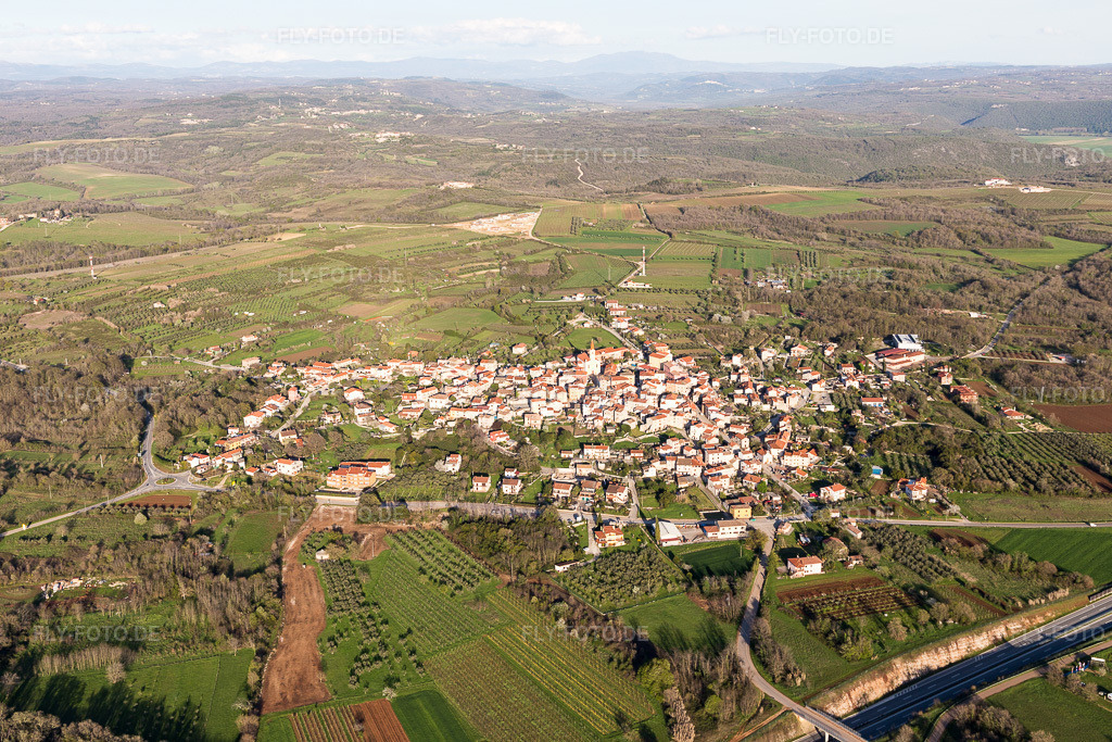 Luftbild: Ortsansicht in Brtonigla im Bundesland Gespanschaft Istrien in Kroatien. Foto: IMG_106114.jpg vom 13.04.2018 durch Werner Riehm/FLY-FOTO.de