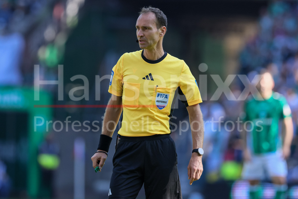 Fussball, Bundesliga, SV Werder Bremen - FC Bayern München | v.li.: Schiedsrichter Bastian Dankert Portrait, Nahaufnahme, Einzelfoto, Einzelbild, DIE DFL-RICHTLINIEN UNTERSAGEN JEGLICHE NUTZUNG VON FOTOS ALS SEQUENZBILDER UND/ODER VIDEOÄHNLICHE FOTOSTRECKEN. DFL REGULATIONS PROHIBIT ANY USE OF PHOTOGRAPHS AS IMAGE SEQUENCES AND/OR QUASI-VIDEO.