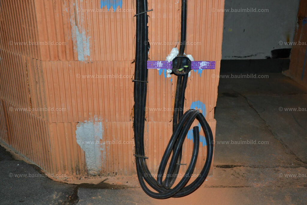 bib-lg17-elektroinstallation-0132 | Nach LV-Leistungsgruppen sortierte Detailfotos über den Bau eines Hauses. Alle Hausbau-Bilder direkt vom Urheber und Autor der Website Haus-Selber-Bauen.com