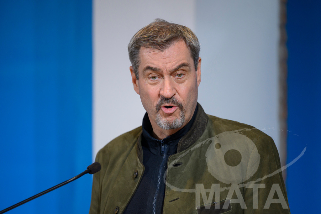 _DW04769 | Bayerns Ministerpräsident Markus Söder (CSU) bei einer Pressekonferenz im Lokschuppen. Rosenheim, 02.12.2025 Bayern Deutschland - Realisiert mit Pictrs.com