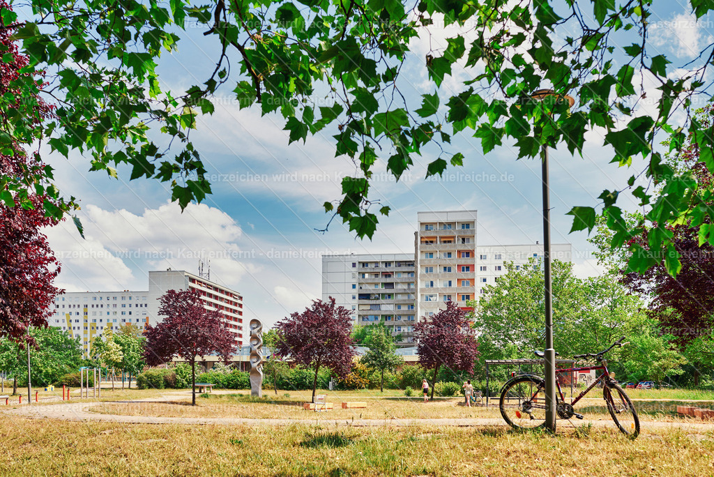 Hoyerswerda-Neustadt im Sommer 2023 - Dietrich-Bonhoeffer-Straße Stadtzentrum Spielplatz Neustadt | Hoyerswerda-Neustadt im Sommer 2023 - Dietrich-Bonhoeffer-Straße Stadtzentrum Spielplatz Neustadt - Realisiert mit Pictrs.com