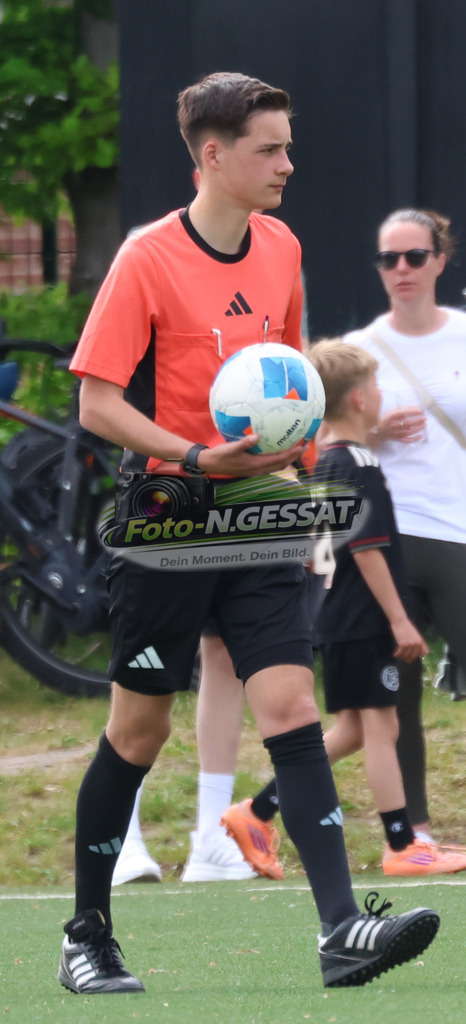 SC Bünde - SV Oetinghausen | Auf dem Bild zu sehen: Schiedsrichter: Emil MenkhausSC Bünde, SV Oetinghausen, Saison 25/26, Bezirksliga, Hunnebrock, Deutschland - Realisiert mit Pictrs.com