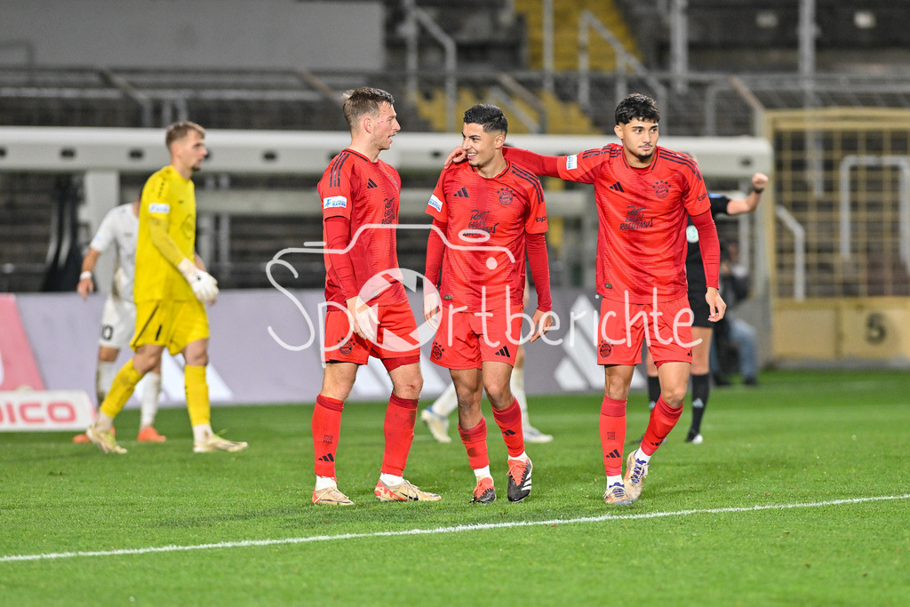 FC Bayern Amateure - TSV Schwaben Augsburg | Jubel der Bayern Amateure nach dem Treffer zum 3-0 durch Davide Dell´ERBA (FC Bayern München II #3) / Freude / Happy / Tor / Torschuetze / Regionalliga Bayern: FC Bayern Muenchen II - TSV Schwaben Augsburg, Gruenwalder Stadion am am 25.10.2024
