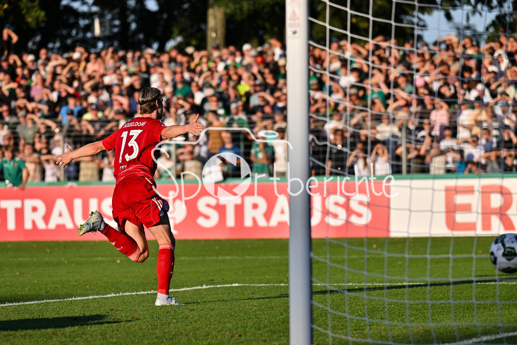 1. FC Schweinfurt 05 - Fortuna Düsseldorf | Jubel der Gäste nach dem Treffer zum 1-2 druch Cedric ITTEN (Fortuna 13) / Tor / Torschuetze / Freude / Happy / DFB-Pokal: 1. FC Schweinfurt 05 - Fortuna Düsseldorf; Riedel-Bau Arena am 18.08.2025