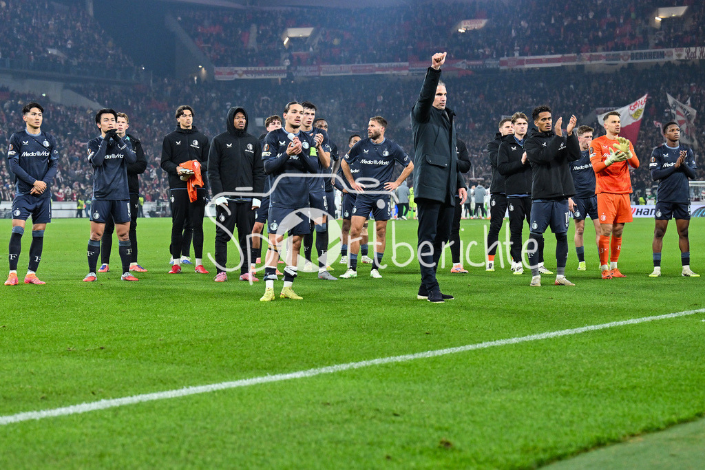VfB Stuttgart - Feyenoord Rotterdam | STUTTGART, DEUTSCHLAND - 6. NOVEMBER: die Mannschaft von Robin Van PERSIE Trainer Feyenoord Rotterdam bedankt sich nach der Partie bei den mitgereisten Fans beim Ligaspiel zwischen dem VfB Stuttgart und Feyenoord Rotterdam am 4. Spieltag der Europa League in der MHP-Arena am 06.11.2025
