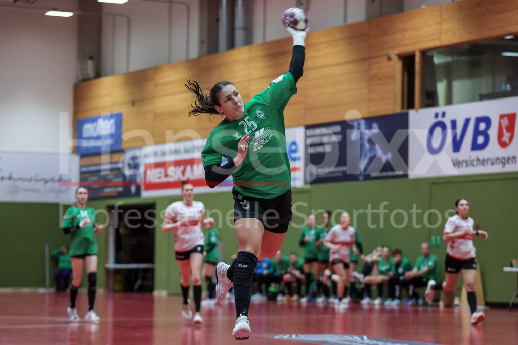 Handball, 2. Bundesliga Frauen, SV Werder Bremen - HSV Solingen-Gräfrath 76 | v.li.: Anna Lena Bergmann (SV Werder Bremen, 25) beim Wurf, am Ball, Spielszene, Aktion, Action