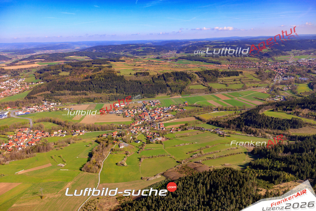 Die Luftaufnahme Hoefles - Kronach wurde 2017 mittels Flugzeug (keine Drohne) erstellt. Perfekte Schärfe und Druck- Auflösung- Garantiert!