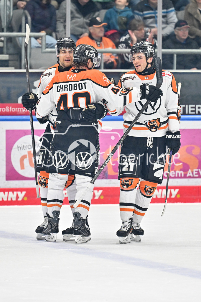 Augsburger Panther - Grizzlys Wolfsburg | AUGSBURG, GERMANY - 15. MARCH: Jubel der Gäste nach dem Treffer zum 1-3 durch Juian CHROBOT (Grizzyls Wolfsburg 40) Tor / Torschuetze / Freude / Happy während dem Match zwischen den Augsburger Panthern und den Grizzlys Wolfsburg am 52. Spieltag der Penny DEL im Curt Frenzel Stadion