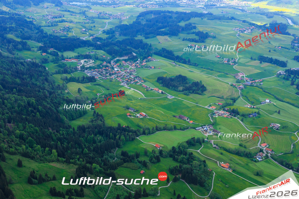 Die Luftaufnahme der Stadt Ofterschwang wurde vom UL-Flugzeug heraus erstellt ( keine Drohne )- hohe Auflösung für beste Qualität