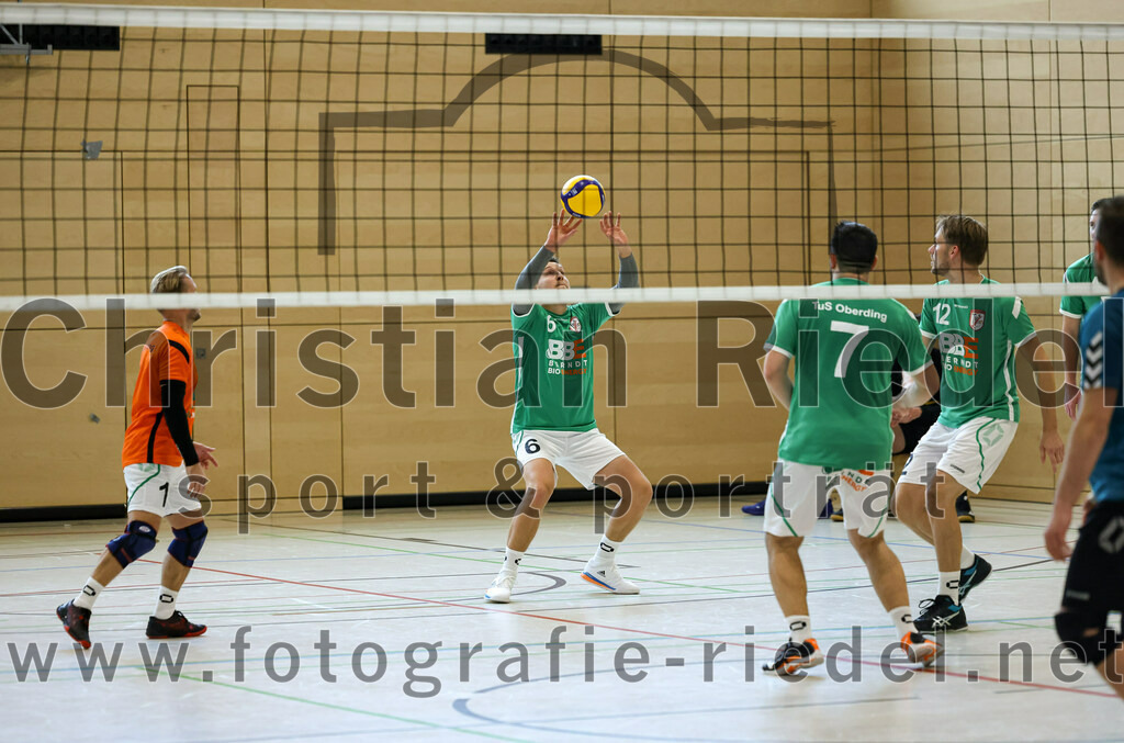 2022-11-12_067_TuS_Oberding_gegen_SC_Freising_II | Oberding, Deutschland, 12.11.2022:
Volleyball, Bezirksliga Ost 2022 / 2023, 7. Spieltag, TuS Oberding gegen MTV Pfaffenhofen II, Endergebnis: 3:2

Bernd Walter (TuS Oberding, #1), Oliver Pelz (TuS Oberding, #6), Christian Sieracki (TuS Oberding, #7), Carl Baucks (TuS Oberding, #12)

Foto: Christian Riedel / fotografie-riedel.net