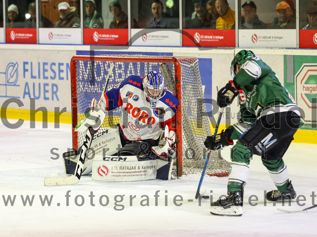 2023-11-03_121_TSV_Erding_gegen_ESC_Dorfen | Erding, Deutschland, 03.11.2023:
Eishockey, Bayernliga Vorrunde 2023 / 2024, 6. Spieltag, TSV Erding gegen ESC Dorfen, Endergebnis: 11:3

Torwart Andreas Marek (ESC Dorfen, #30), Mark Waldhausen (Erding Gladiators, #27)

Foto: Christian Riedel / fotografie-riedel.net