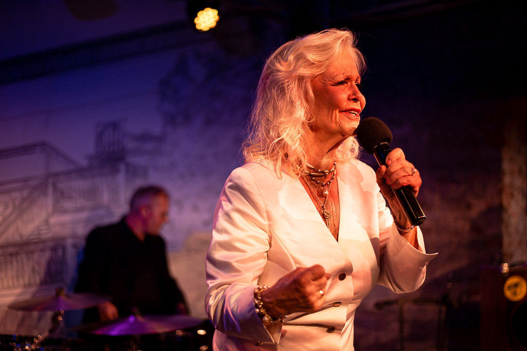 Konzert Dorit Gäbler | Dorit Gäbler im Forte Belvedere Leisnig zum Festival Hallo Leisnig 2022. - Realisiert mit Pictrs.com