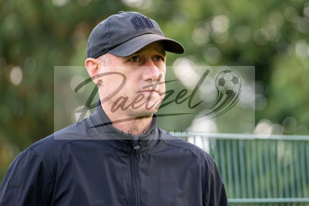 20260909_TRAOSN_0731 | Fußball, Herren: Direktor Profifußball Joe Enochs (VfL Osnabrück) schaut beim Training des VfL Osnabrück am 09.09.2026 im Sportpark Illoshöhe in Osnabrück, Deutschland.(Foto von Nico Paetzel) - Realisiert mit Pictrs.com