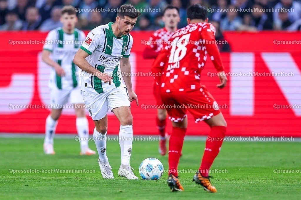 BMG07032501046 | 07.03.2025, Fußball, Borussia Mönchengladbach - 1.FSV Mainz 05, 1. Fußball Bundesliga, Borussia-Park, Saison 2024 2025: Kevin Stöger (Mönchengl. #7) im Zweikampf gegen Nadiem Amiri (Mainz05 #18)DFB regulations prohibit any use of photographs as image sequences and or quasi-video.