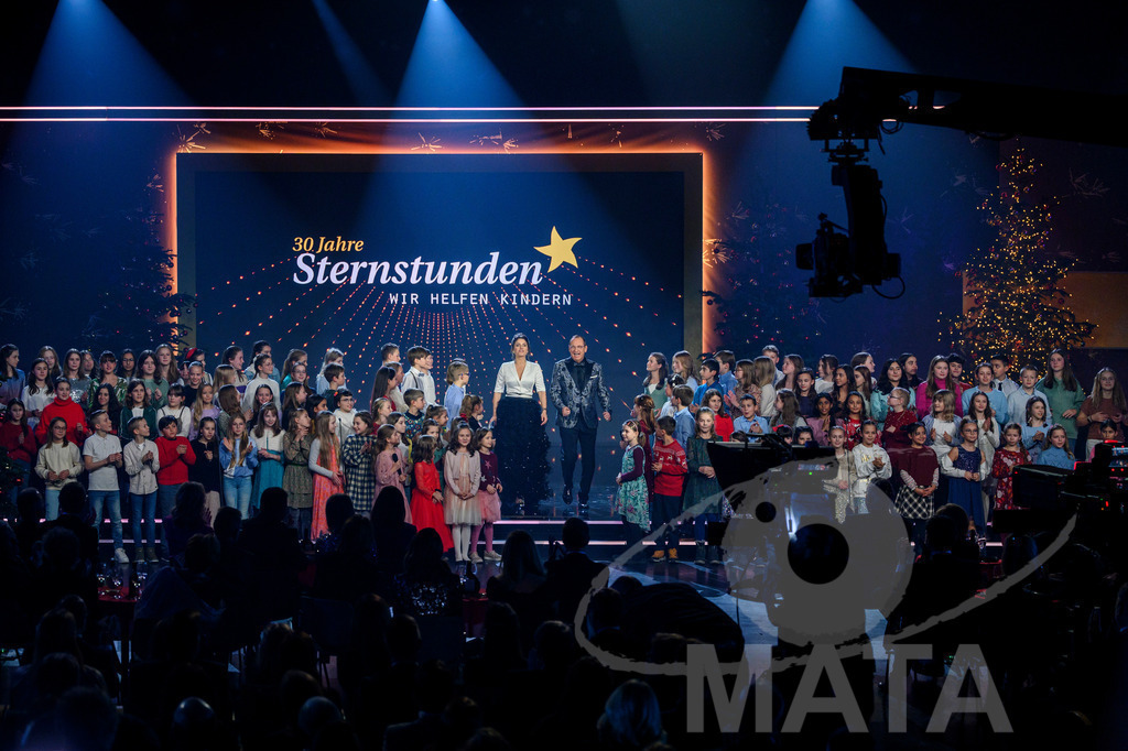_DWI6013 | Die Eröffnung und die Begrüßung der Ehrengäste mit Moderatorin Sandra Rieß, Moderator Volker Heißmann und Kinderchor Pfennigparade bei '30 Jahre Sternstunden-Gala 2023' in der Frankenhalle. Nürnberg, 15.12.2023 - Realisiert mit Pictrs.com