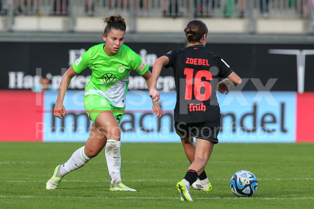 Fussball, Google Pixel Frauen-Bundesliga, VfL Wolfsburg - Bayer 04 Leverkusen | v.li.: Lena Oberdorf (VfL Wolfsburg, 5) und Sofie Zdebel (Bayer 04 Leverkusen, 16) im Zweikampf, Duell, Dynamik, Aktion, Action, Spielszene, DIE DFB-RICHTLINIEN UNTERSAGEN JEGLICHE NUTZUNG VON FOTOS ALS SEQUENZBILDER UND/ODER VIDEOÄHNLICHE FOTOSTRECKEN. DFB REGULATIONS PROHIBIT ANY USE OF PHOTOGRAPHS AS IMAGE SEQUENCES AND/OR QUASI-VIDEO.