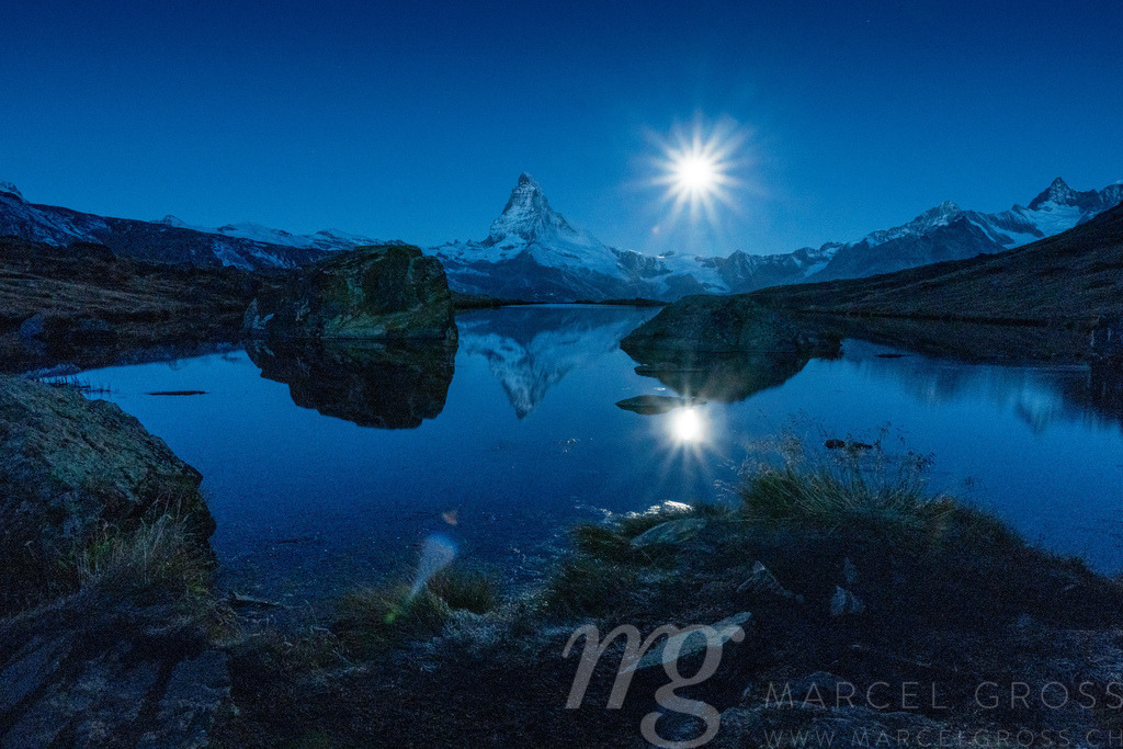Matterhorn at full moon with reflection in alpine lake | Die ideale Geschenkidee für Naturliebhaber. Naturbilder von Marcel Gross Photography für ihr Zuhause in den verschiedensten Formaten und Materialien. - Realisiert mit Pictrs.com