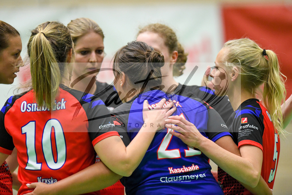 VCOBWA20211106_001 | Volleyball, Frauen: . Spielerinnen vom VC Osnabrueck bilden einen Teamkreis bei dem Spiel der 3. Liga West zwischen VC Osnabrueck und SV BW Aasee in der Schlosswallhalle am 06.11.2021 in Osnabrueck, Deutschland. - Realisiert mit Pictrs.com