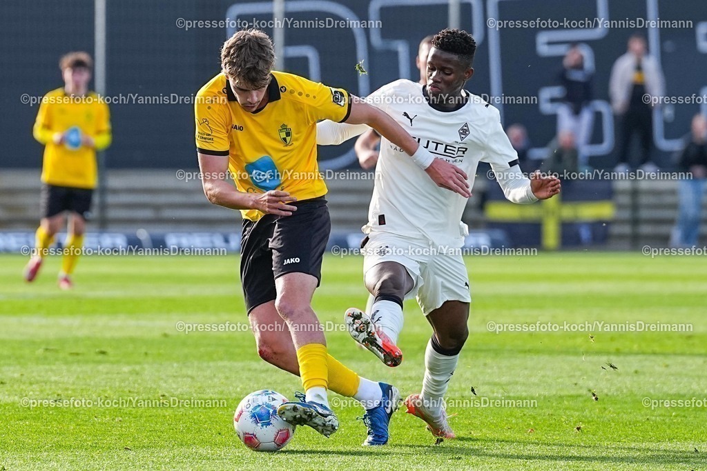 xYDRx13112501011 | 13.11.2025, xydrx, Fußball, Testspiel, Borussia Mönchengladbach - NV Koninklijke Lierse SK, Fohlenplatz am Borussia-Park: Sam Vanderhallen (K. Lierse SK #4) im Zweikampf gegen Iaia Manco Danfa (Borussia Mönchengladbach #37)