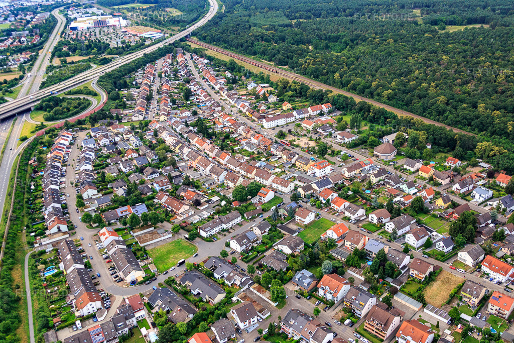 Luftbild: Siedlerstraße und Ausfahrt Rheinau/Schwetzingen der B36 von der A6 in Schwetzingen im Bundesland Baden-Württemberg in Deutschland. Foto: IMG_090925.jpg vom 04.07.2016 durch Werner Riehm/FLY-FOTO.de