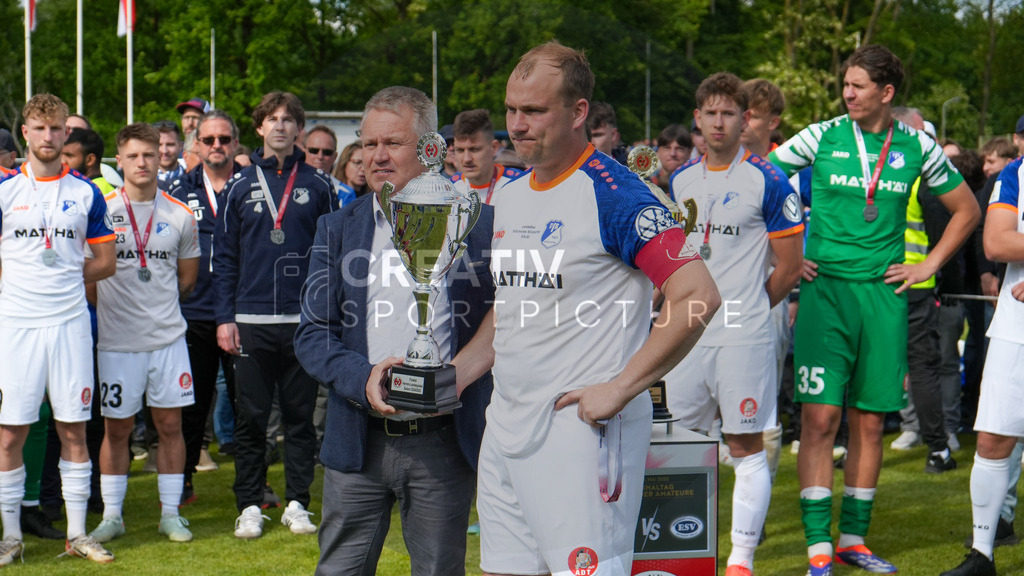 Fußball, Herren, Saison 2024/2025, Finaltag der Amateure 2025, Landespokal Brandenburg, Finale, VfB 1921 Krieschow vs. RSV Eintracht 1949, Samstag 24.05.2025, Volksparkstadion Neuruppin, | Fußball, Herren, Saison 2024/2025, Finaltag der Amateure 2025, Landespokal Brandenburg, Finale, VfB 1921 Krieschow vs. RSV Eintracht 1949, Samstag 24.05.2025, Volksparkstadion Neuruppin, Im Bild: Andy Hebler (Kapitän Krieschow) erhältt den Pokal des Zweitplatzierten - Realisiert mit Pictrs.com