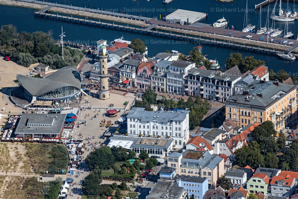 4061981 | ROSTOCK 08.09.2021 Tische und Sitzbänke der Freiluft- Gaststätten Gebäude - Ensemble Leuchtturm - Teepott am Sandstrand im Ortsteil Warnemünde in Rostock im Bundesland Mecklenburg-Vorpommern, Deutschland. Weiterführende Informationen bei: Teepott-Restaurant,  w.Holz GmbH Gastronomie &amp; Catering-Team. // Tables and benches of open-air restaurants building - Ensemble Leuchtturm - Teepott in the district Warnemuende in Rostock in the state Mecklenburg - Western Pomerania, Germany. Further information at: Teepott-Restaurant,  w.Holz GmbH Gastronomie &amp; Catering-Team. Foto: Gerhard Launer