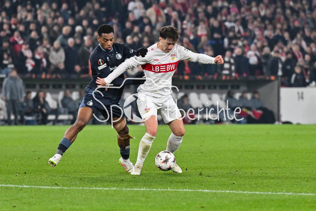 VfB Stuttgart - Feyenoord Rotterdam | STUTTGART, DEUTSCHLAND - 6. NOVEMBER: im Duell Angelo STILLER (VfB Stuttgart 6) und Quinten TIMBER (Feyenoord Rotterdam 8) beim Ligaspiel zwischen dem VfB Stuttgart und Feyenoord Rotterdam am 4. Spieltag der Europa League in der MHP-Arena am 06.11.2025