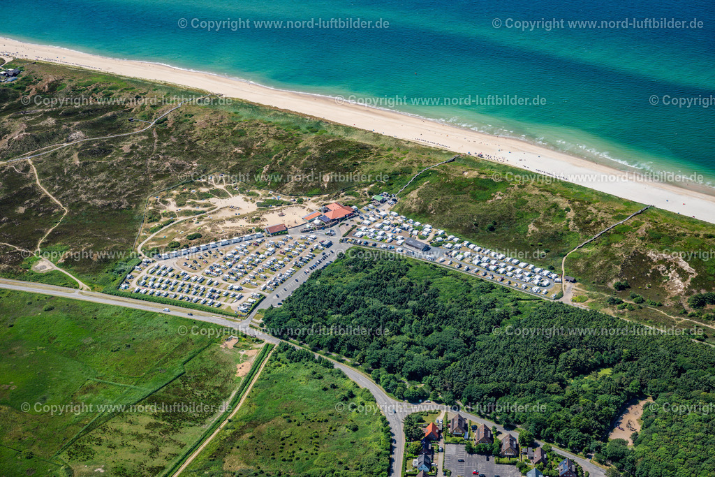 Sylt_Westerland_Campingplatz_Wald_ELS_4876210625 | SYLT 21.06.2025 Wohnwagen und Zelte- Campingplatz - und Zeltplatz in Westerland auf Sylt im Bundesland Schleswig-Holstein, Deutschland. Weiterführende Informationen bei: Campingplatz Westerland. // Camping with caravans and tents in Westerland at Sylt in the state Schleswig-Holstein, Germany. Further information at: Campingplatz Westerland. Foto: Martin Elsen