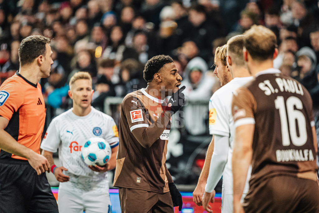 Fußball | Männer | Saison 2024/2025  | Fußball-Bundesliga | 12. Spieltag | FC St. Pauli vs. Holstein Kiel | 29.11.2024 | Oladapo Afolayan (#17, FC St. Pauli) links und Timo Becker (#17, Holstein Kiel) rechts mit Wortgefecht