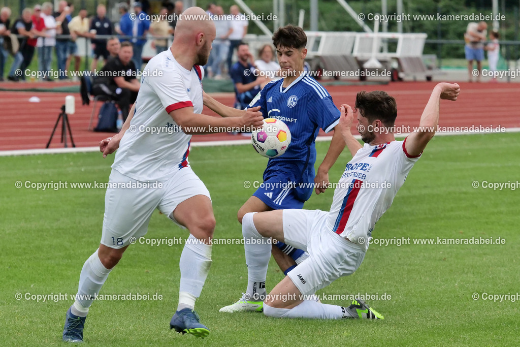 Fußball : Testspiel : SuS 09 Dinslaken - Schalke 04 U 19 am 25.07.2024 | Foto : Jochen Emde / www.kameradabei.de - Realisiert mit Pictrs.com
