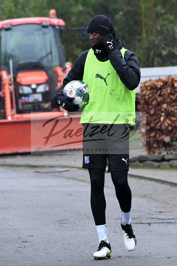 20200125_TRAOSN_0019 | Fußball, Herren: Assan Ceesay (VfL Osnabrück) schaut beim Training des VfL Osnabrück am 25.01.2020 im Sportpark Illoshöhe in Osnabrück, Deutschland.(Foto von Nico Paetzel) - Realisiert mit Pictrs.com