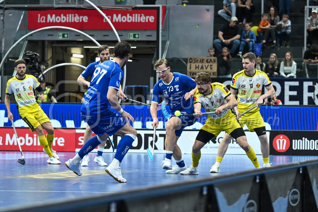 Zug United - HC Rychenberg - 25. April 2026 | Tim Aeschimann (#81 HC Rychenberg Winterthur) gegen Justus Kainulainen (#73 Zug United) und Robin Nilsberth (#97 Zug United), hinten Johan Larsson (#5 HC Rychenberg Winterthur) und Claudio Mutter (#13 HC Rychenberg Winterthur) am L-UPL Superfinal-Spiel zwischen Zug United und HC Rychenberg am 25. April 2026 in der BCF Arena, Fribourg, Schweiz.Bild: Sportfotografie Markus Aeschimann | www.markus-aeschimann.ch - Realized with Pictrs.com
