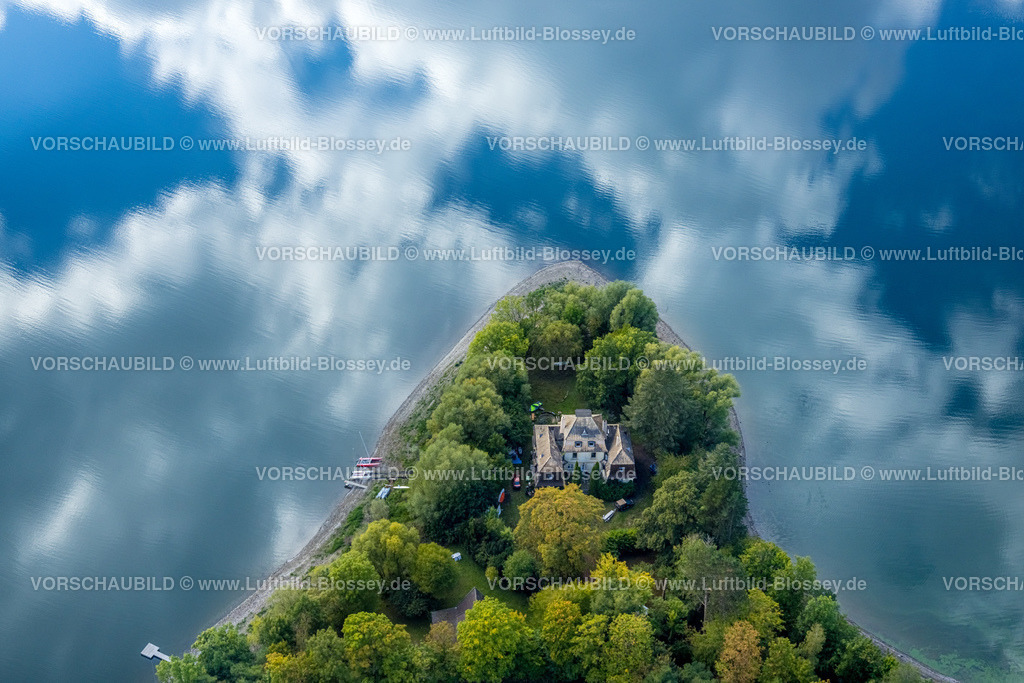 Moehnesee220902336 | Luftbild, Haus am See, bewaldete Landzunge, Spiegelung blauer Himmel und Wolken im Möhnesee, Delecke, Möhnesee, Sauerland, Nordrhein-Westfalen, Deutschland