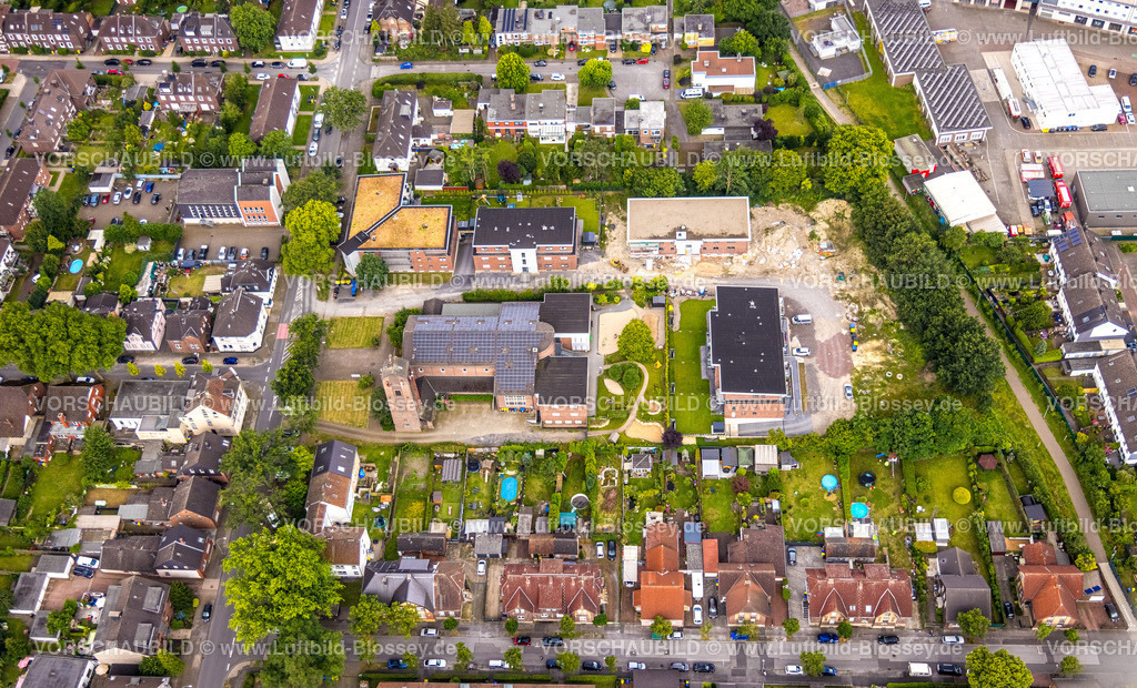 Bottrop240701228 | Luftbild, Kirche Kirchengemeinde St. Elisabeth und Heilig Kreuz mit Solardach, Baustelle mit Neubau, KIndergarten St. Elisabeth und Alfred Delp Heim, Nord-Ost, Bottrop, Ruhrgebiet, Nordrhein-Westfalen, Deutschland