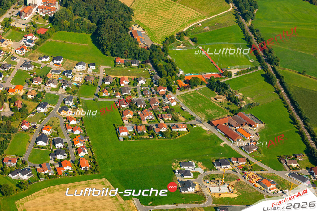 Das Luftbild zeigt : Windischbergerdorf Cham - Die Luftaufnahme wurde 2024 vom UL-Flugzeug aus erstellt ( keine Drohne ) - Hochauflösende Luftaufnahme - Für grossformatige Ausdrucke geeignet. Die Geschenkidee !Mit Lizenz und Bildrechte bestellbar