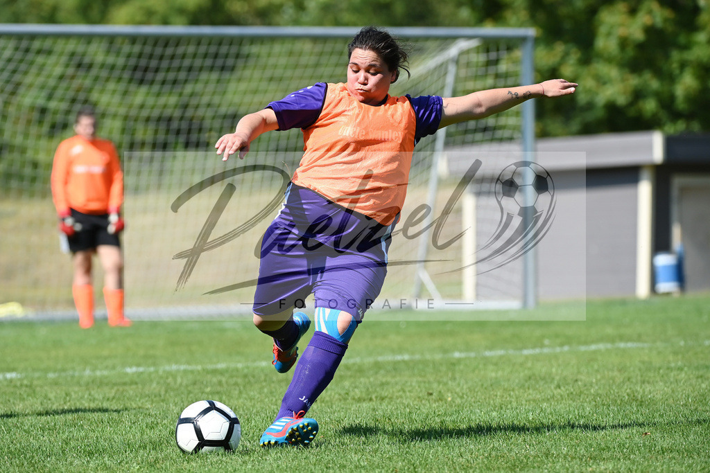 VFBGRE20200816_0041 | Fussball, Frauen:   bei dem Testspiel zwischen VfB Schinkel und TSG 07 Burg Gretesch IV auf der Sportanlage am Zuschlag am 16.08.2020 in Osnabrueck, Deutschland. - Realisiert mit Pictrs.com