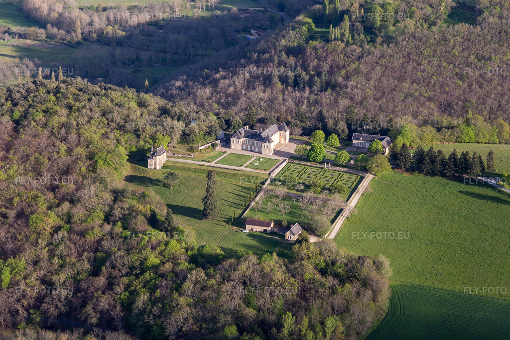 Vue aérienne: Parc du Château de Lacoste à Castelnaud-la-Chapelle dans le département Dordogne, France. Photo: IMG_113551.jpg prise le 16/04/2019 par Werner Riehm/FLY-FOTO.eu – Résolution de l'original: 5472 x 3648 px