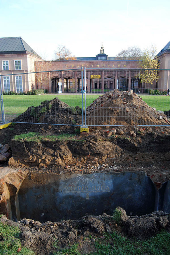 Johanniskirche und Bach-Gellert-Gruft | Das Team hinter BILDLEXIKON LEIPZIG bündelt historische wie aktuelle Informationen über die Stadt Leipzig in Text und Bild auf einer Plattform und stellt diese der interessierten Öffentlichkeit zur Verfügung.
