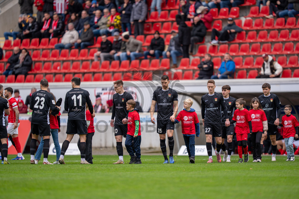 Kickers Offenbach vs. SG Sonnenhof Grossaspach, Fussball, Regionalliga Suedwest, 24. Spieltag, 14.03.2026 | SG Sonnenhof Grossaspach laeuft ein,Kickers Offenbach vs. SG Sonnenhof Grossaspach, Fussball, Regionalliga Suedwest, 24. Spieltag, 14.03.2026Foto: photosbyphips/Philip Ziegler