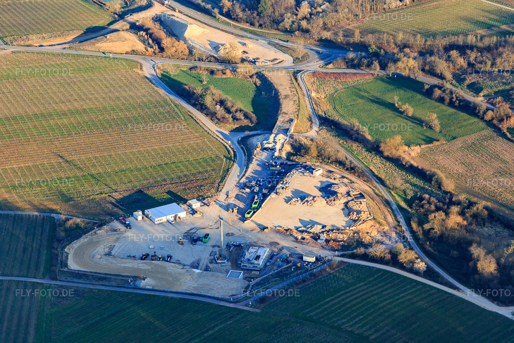 Luftbild: Baustelle des Tunnelportals Ost für den Astrid-Tunnel zur Unterquerung und Ortsumgehung von Bad Bergzabern zwischen B38 (Weinstraße) und B427 (Kurtalstraße) in Dörrenbach im Bundesland Rheinland-Pfalz in Deutschland.Foto: IMG_145614.jpg vom 19.03.2025 durch Werner Riehm/FLY-FOTO.deBemo: - BEMO Tunnelling GmbHLandesbetrieb Mobilität Rheinland-PfalzStadt Bad BergzabernHerrenknecht AG - Pioneering Underground Together