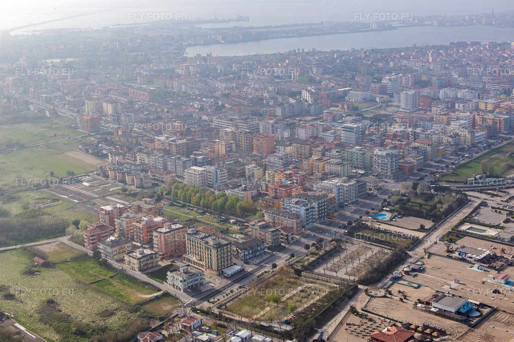 Vue aérienne: Sottomarina di Chioggia à Chioggia dans le département Vénétie, Italie. Photo: IMG_087413.jpg prise le 06/04/2016 par Werner Riehm/FLY-FOTO.eu – Résolution de l'original: 5326 x 3551 px