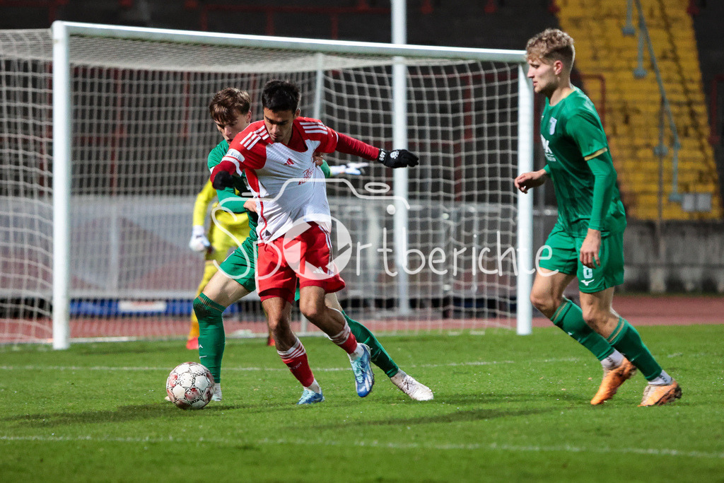 FC Augsburg II - FC Bayern Amateure | Lucas Fernando COPRAD SCHROBENHAUSER (FCB #9) setzt sich im Strafraum durch / Zweikampf