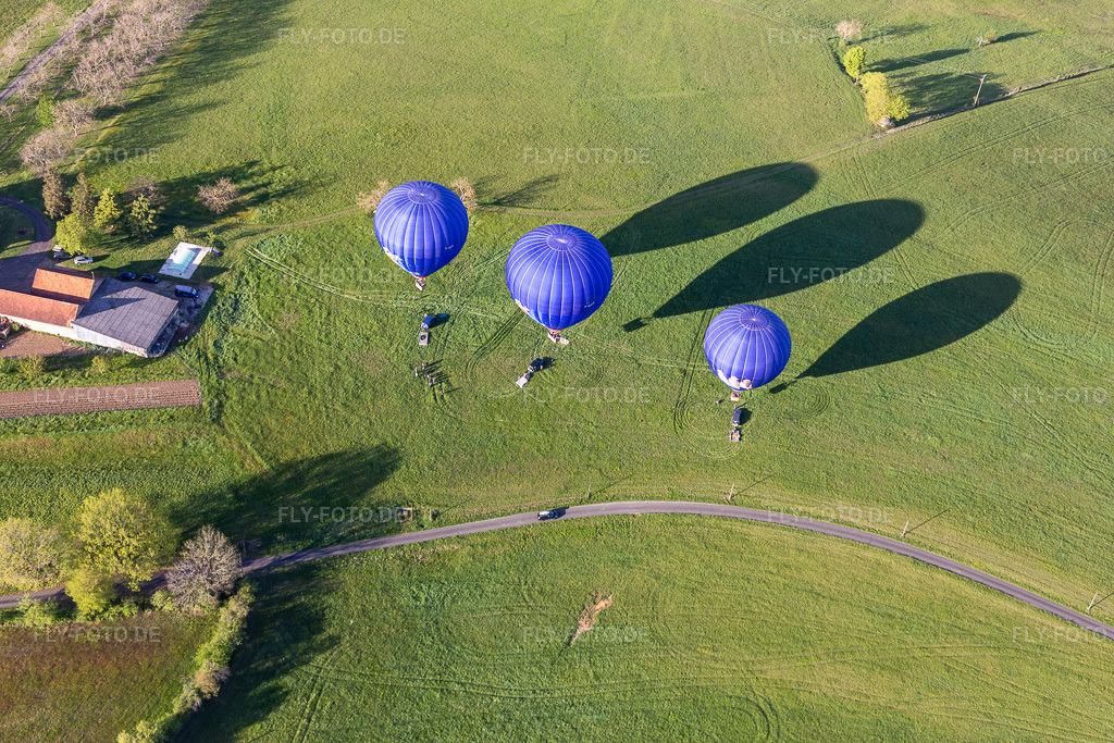 Luftbild: Ballonstart in Veyrines-de-Domme im Bundesland Dordogne in Frankreich. – Foto: IMG_113535.jpg vom 16.04.2019 durch Werner Riehm/FLY-FOTO.de – Auflösung des Originals: 5472 x 3648 px – Périgord Dordogne Montgolfières - Vol en montgolfière en Périgord
