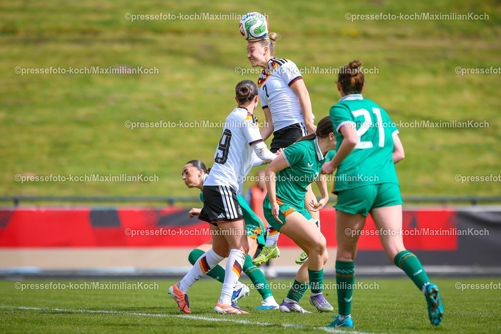 xKWIx10042601014 | 2026.04.10, xkwix, Fußball, UEFA Women's UNDER 19 Championship qualification, Republic of Ireland - Germany, Uhlenkrugstadion, Runde 2 1.Spieltag, Saison 2025 / 2026: Zoe Schick(Deutschland U19 Frauen #7) beim Kopfball und im Zweikampf gegen die Iren im Strafraum DFB regulations prohibit any use of photographs as image sequences and or quasi-video. Photo: xKamilxWilkowskixPressefotoKochx