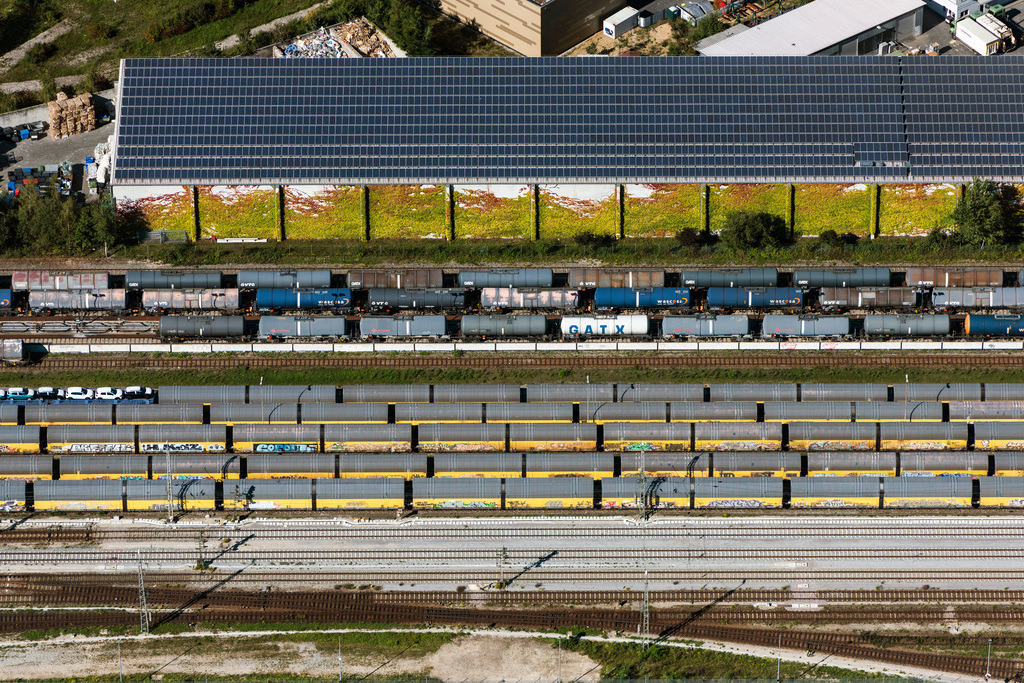 dr__0091104.jpg | MüNCHEN 23.09.2021 Schienen- und Gleisstrecken auf den Abstellgleisen und Rangierstrecken des Rangierbahnhofes und Güterbahnhof in München im Bundesland Bayern, Deutschland. // Marshalling yard and freight station in Munich in the state Bavaria, Germany. Foto: Daniel Reiter